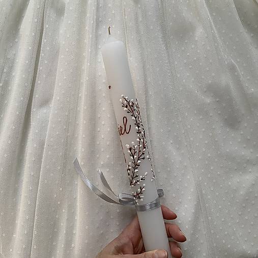 Ručne maľovaná krstná svieca jarne ladená s bahniatkami a personalizáciou – 35 cm, biely vosk