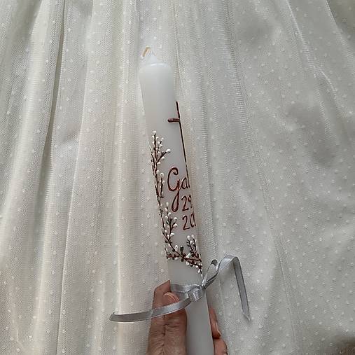 Ručne maľovaná krstná svieca jarne ladená s bahniatkami a personalizáciou – 35 cm, biely vosk