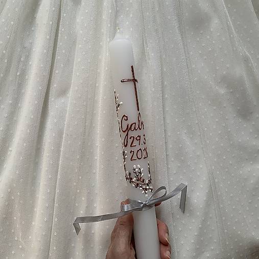 Ručne maľovaná krstná svieca jarne ladená s bahniatkami a personalizáciou – 35 cm, biely vosk