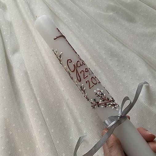 Ručne maľovaná krstná svieca jarne ladená s bahniatkami a personalizáciou – 35 cm, biely vosk