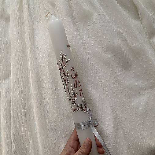 Ručne maľovaná krstná svieca jarne ladená s bahniatkami a personalizáciou – 35 cm, biely vosk