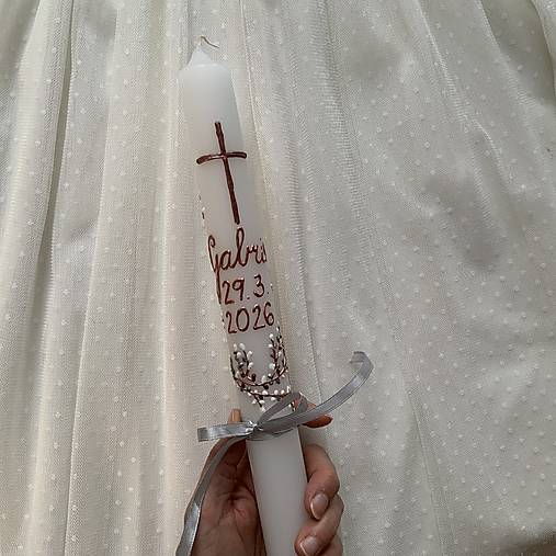 Ručne maľovaná krstná svieca jarne ladená s bahniatkami a personalizáciou – 35 cm, biely vosk