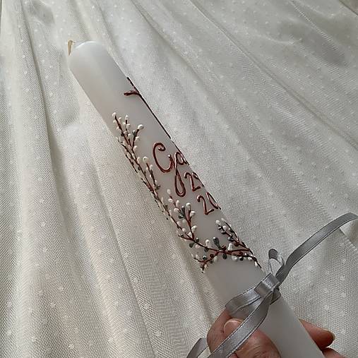 Ručne maľovaná krstná svieca jarne ladená s bahniatkami a personalizáciou – 35 cm, biely vosk