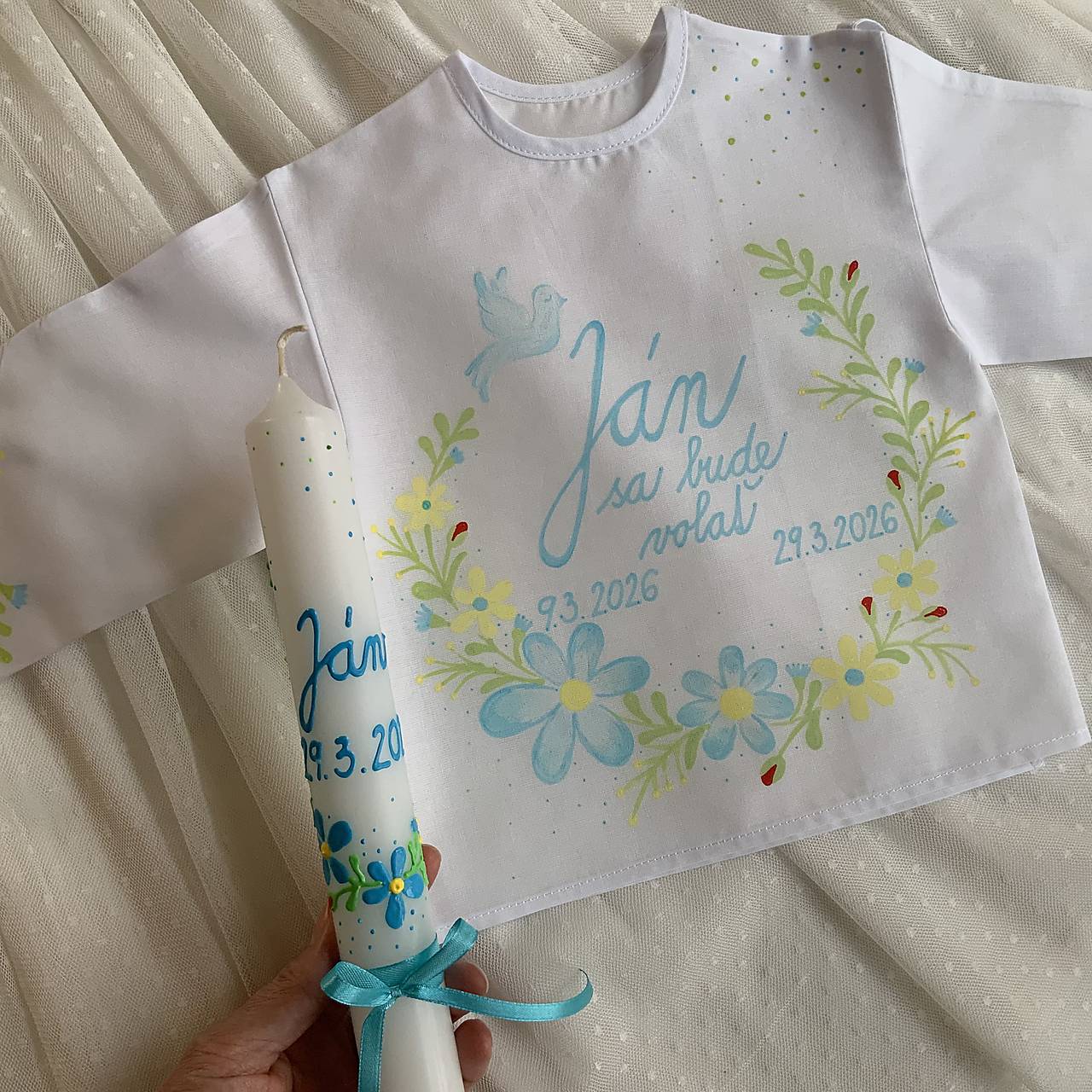 Krstná ručne maľovaná jarne ladená košieľka + svieca
