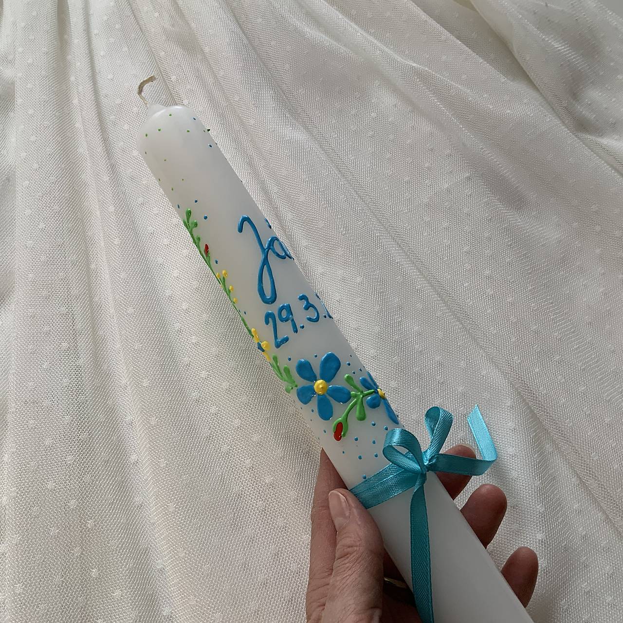 Ručne maľovaná krstná svieca jarne ladená s personalizáciou – 35 cm, biely vosk