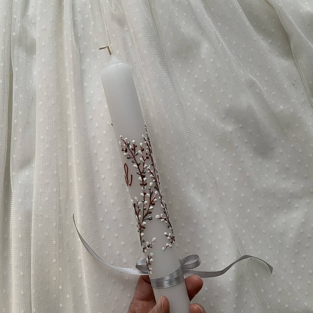 Ručne maľovaná krstná svieca jarne ladená s bahniatkami a personalizáciou – 35 cm, biely vosk