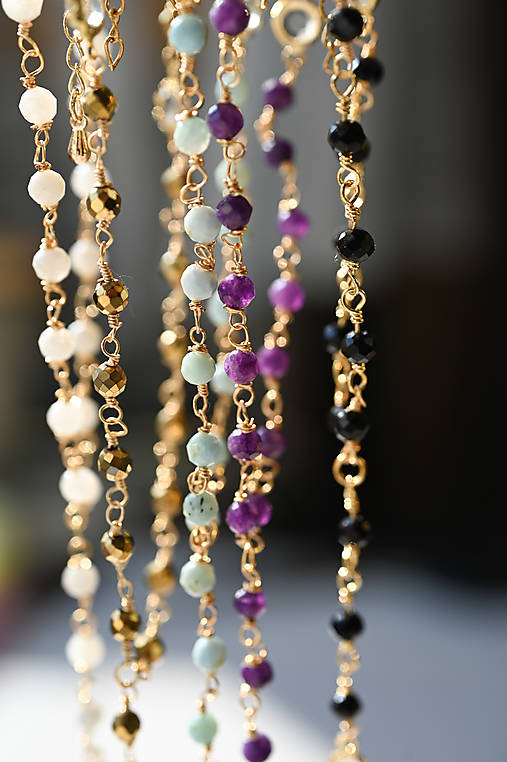 Náhrdelník  v štýle ruženca  - ametyst, larimar, mesačný kameň, hematit, čierny spinel