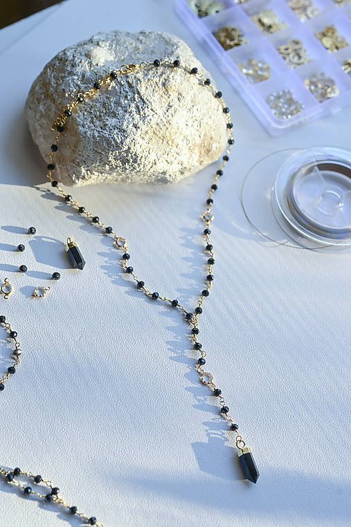 Náhrdelník  v štýle ruženca  - ametyst, larimar, mesačný kameň, hematit, čierny spinel