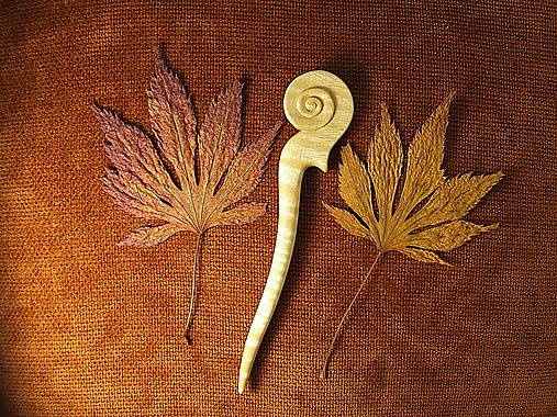 Ozdoby do vlasov - DREVENÁ IHLICA  cyklus „husliarske srdce“ - 18238605_