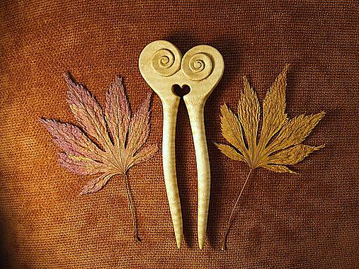 Ozdoby do vlasov - DREVENÁ IHLICA cyklus „husliarske srdce“ - 18238839_