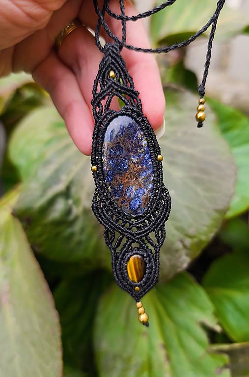 Náhrdelníky - Čierny makramé amulet so sodalitom a tigrím okom - 18240009_