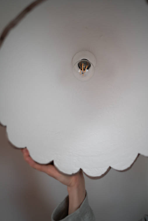 Závesné svietidlo v tvare kvetu – cappuccino odtiene -  ručná výroba papier-mâché