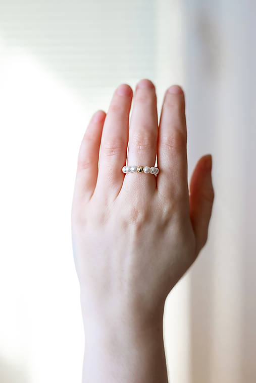 minimalistický perlový prsteň gulička - shell perly