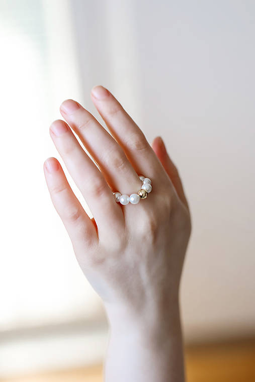 minimalistický perlový prsteň gulička - shell perly