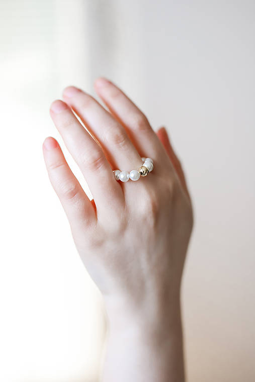 minimalistický perlový prsteň gulička - shell perly