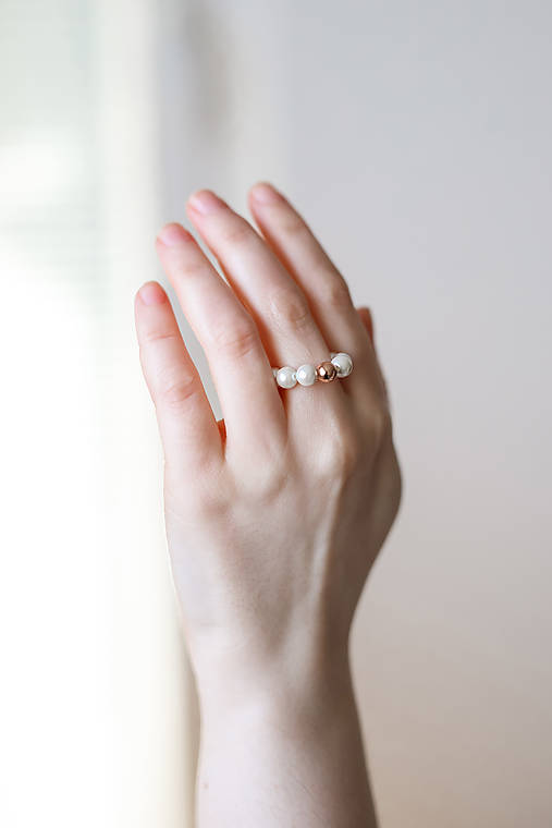minimalistický perlový prsteň gulička - shell perly