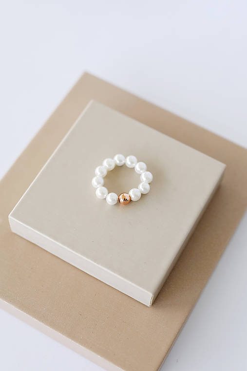 minimalistický perlový prsteň gulička - shell perly