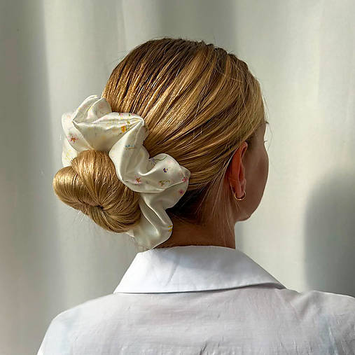 Ozdoby do vlasov - Elegantná scrunchie gumička do vlasov // Autorská potlačou BLOOM - 18241102_