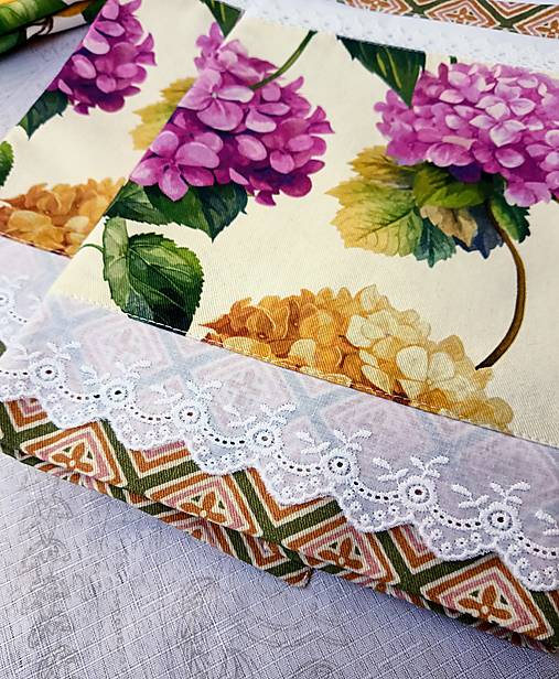 Romantický set do kuchyne s hortenziami – utierka 45×70 cm a košík na pečivo