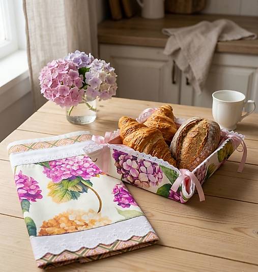 Romantický set do kuchyne s hortenziami – utierka 45×70 cm a košík na pečivo