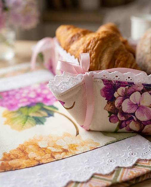 Romantický set do kuchyne s hortenziami – utierka 45×70 cm a košík na pečivo