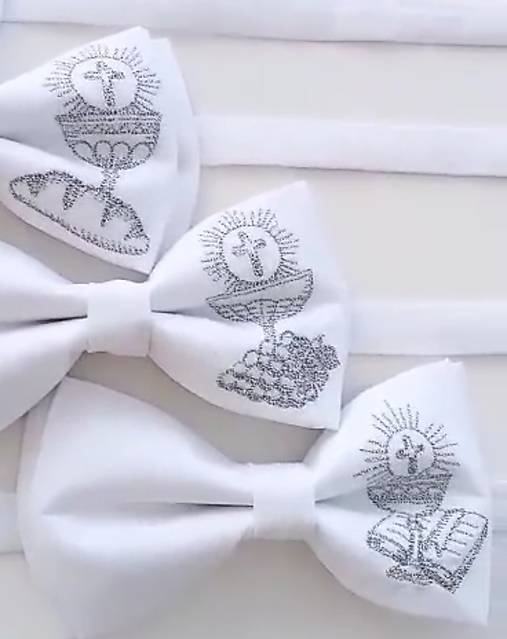 Detské doplnky - Motýlik na prvé sväté prijímanie - strieborný - vyšívaný - 18243653_