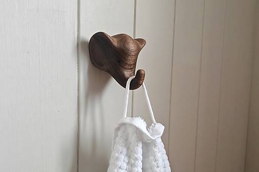 Nástenný vešiak SLON drevo orech