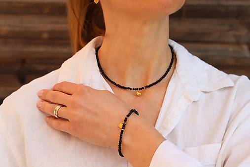 Náramok z minerálu spinel