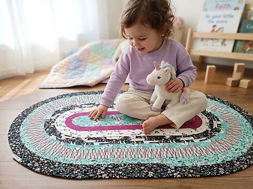 Detský koberec Jednorožec – ručne šitý bavlnený koberec, prateľný Jelly Roll koberec do detskej izby