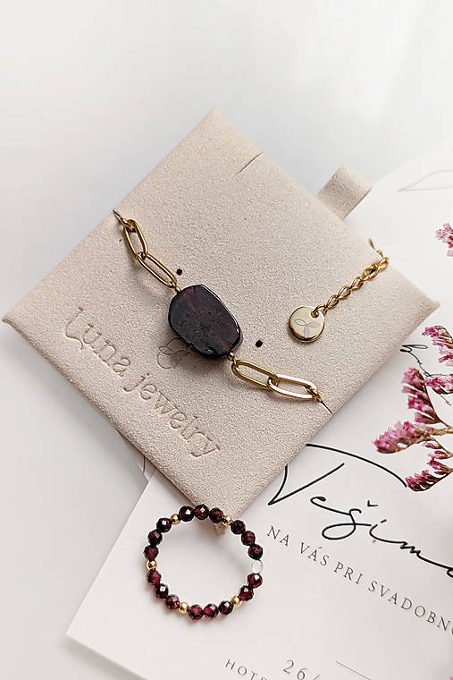 Náramok s granátom na elegantnej zlatej retiazke – decentný, no výnimočný