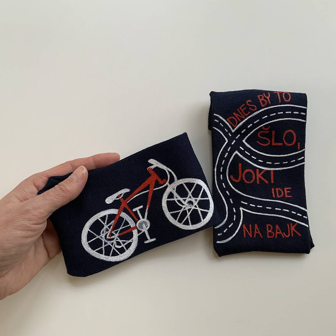 Maľované ponožky s bicyklom a textom na želanie (tmavomodré)