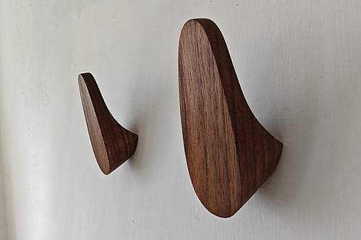 Nástenný vešiak EGG drevo orech/dub/čerešňa