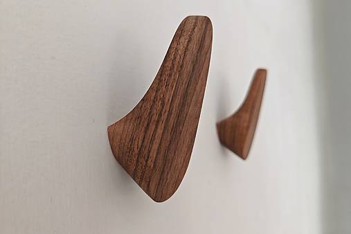 Nástenný vešiak EGG drevo orech/dub/čerešňa