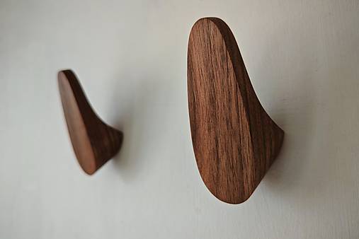 Nástenný vešiak EGG drevo orech/dub/čerešňa