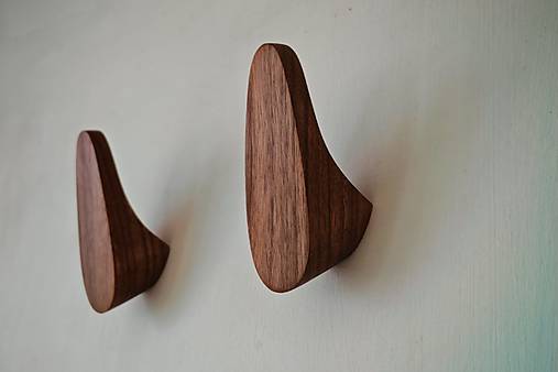 Nástenný vešiak EGG drevo orech/dub/čerešňa