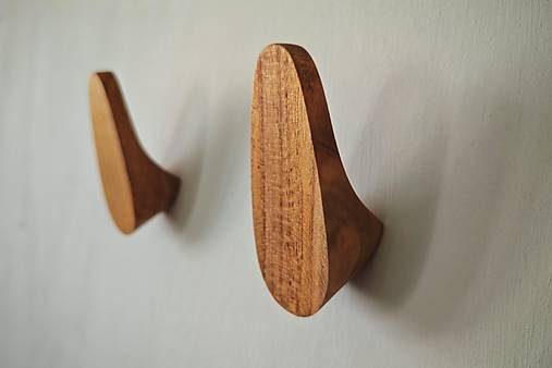 Nástenný vešiak EGG drevo orech/dub/čerešňa