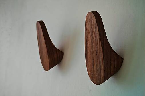 Nástenný vešiak EGG drevo orech/dub/čerešňa