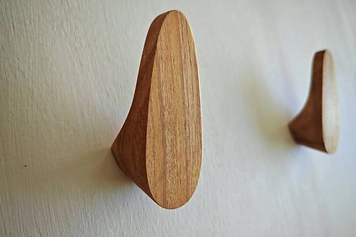 Nástenný vešiak EGG drevo orech/dub/čerešňa