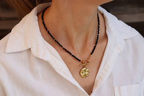 Náhrdelník spinel s medailónom