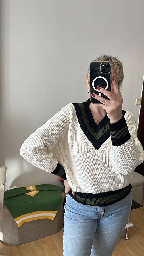 Svetre a kardigány - Biely sveter s výstrihom do V - 18245904_