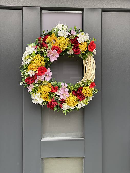 Jarný veniec na svetlom prutenom základe dekorácia na dvere Polmesiac