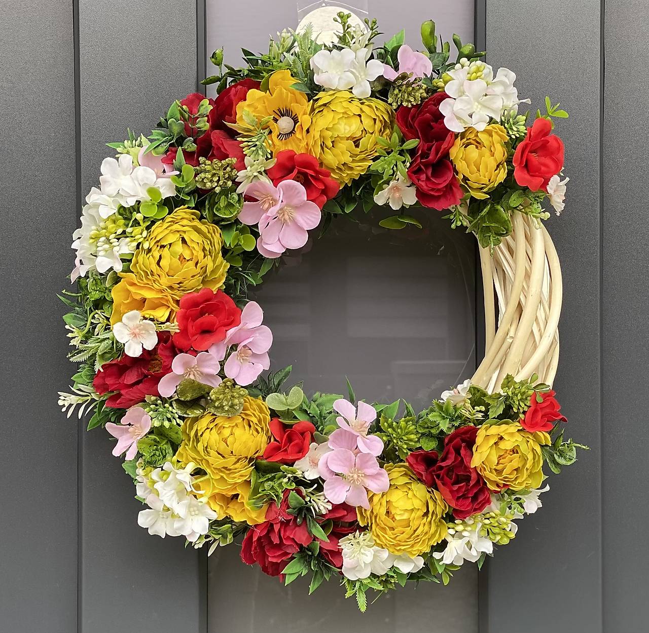 Jarný veniec na svetlom prutenom základe dekorácia na dvere Polmesiac