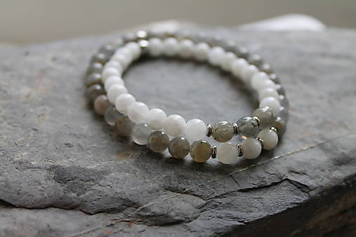 Grey and white_partnerské