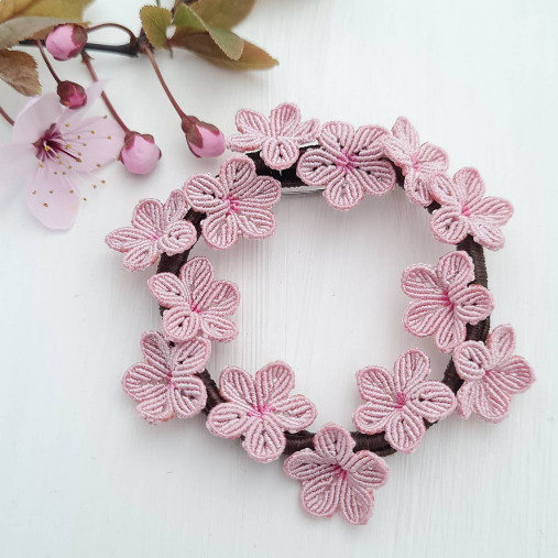 Brošne - Makramé „Sakura“ – brošňa s motívo  m kvetu čerešne - 18248292_