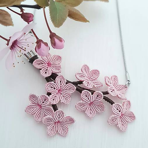 Náhrdelníky - Makramé prívesok „Sakura“ – ručne viazaný prívesok s motívom kvetu čerešne - 18248323_