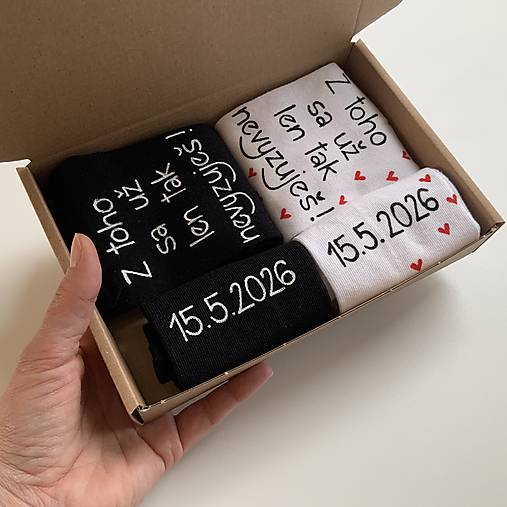 Maľované ponožky k výročiu/svadbe “z toho už nevyzuješ / (Sada biele + čierne s tlačeným typom písma)