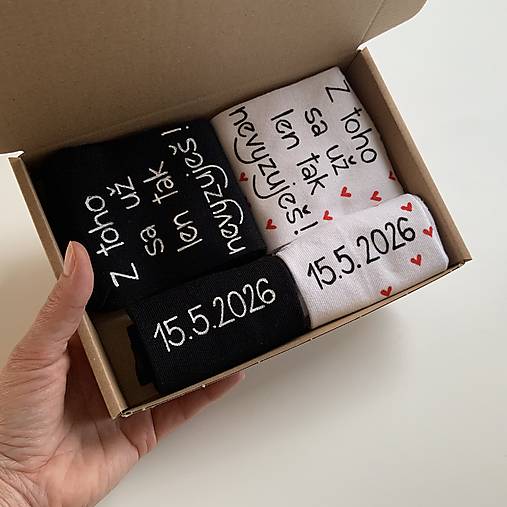 Maľované ponožky k výročiu/svadbe “z toho už nevyzuješ / (Sada biele + čierne s tlačeným typom písma)