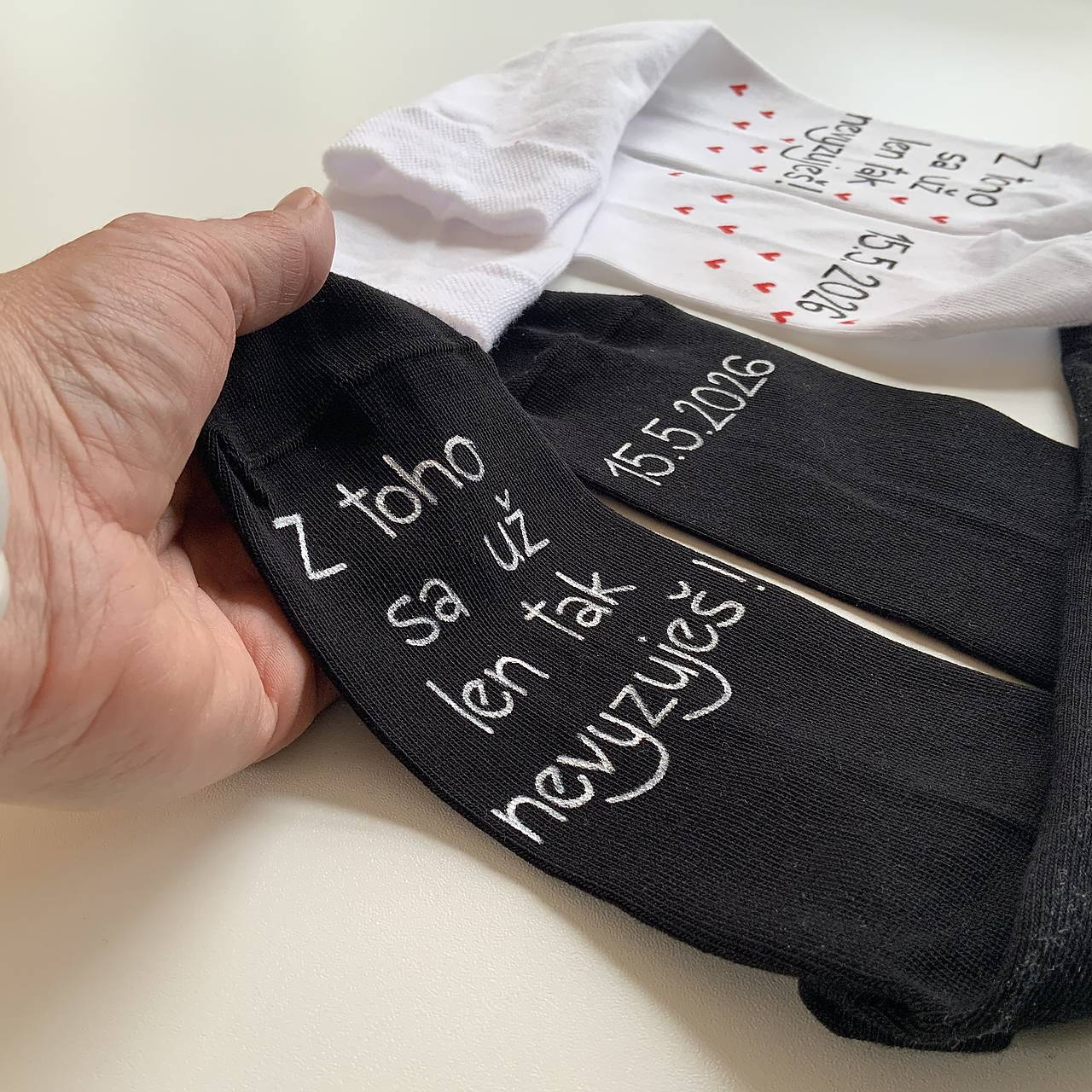 Maľované ponožky k výročiu/svadbe “z toho už nevyzuješ / (Sada biele + čierne s tlačeným typom písma)