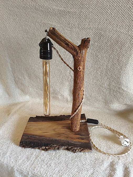 Rustikálna drevená stolová lampa „Lesný dotyk“