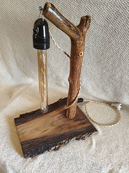 Rustikálna drevená stolová lampa „Lesný dotyk“